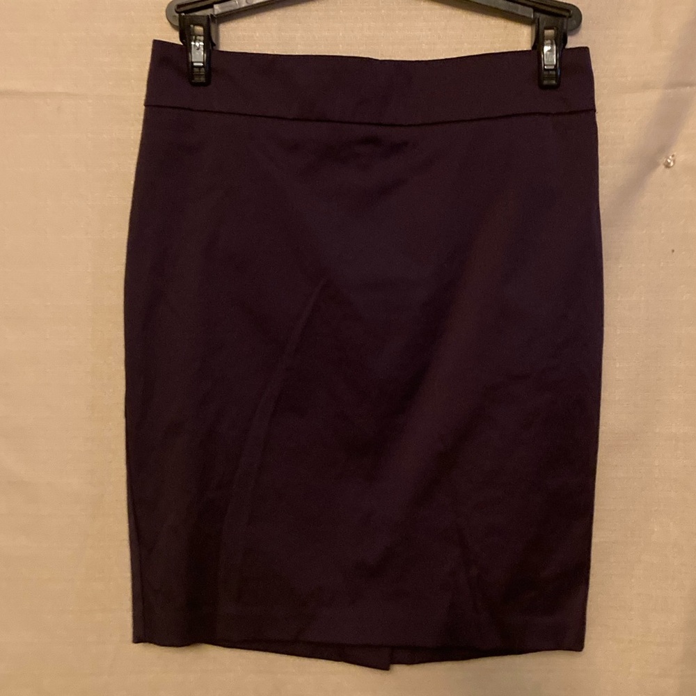 NWOT 🍆 Forever 21 pencil skirt in one of fall’s hot colors, eggplant! Size SP